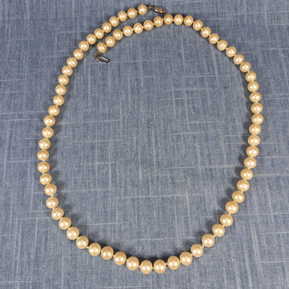 1950s Vintage Necklace with a Single Strand of Cream Pearl Beads